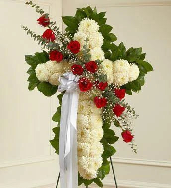 Cruz con rosas rojas