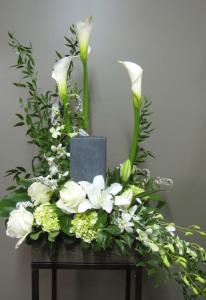 Elegante arreglo de urna de amor