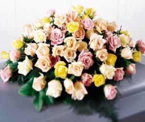 Ramo de flores para ataúd con homenaje a la paz de FTD®