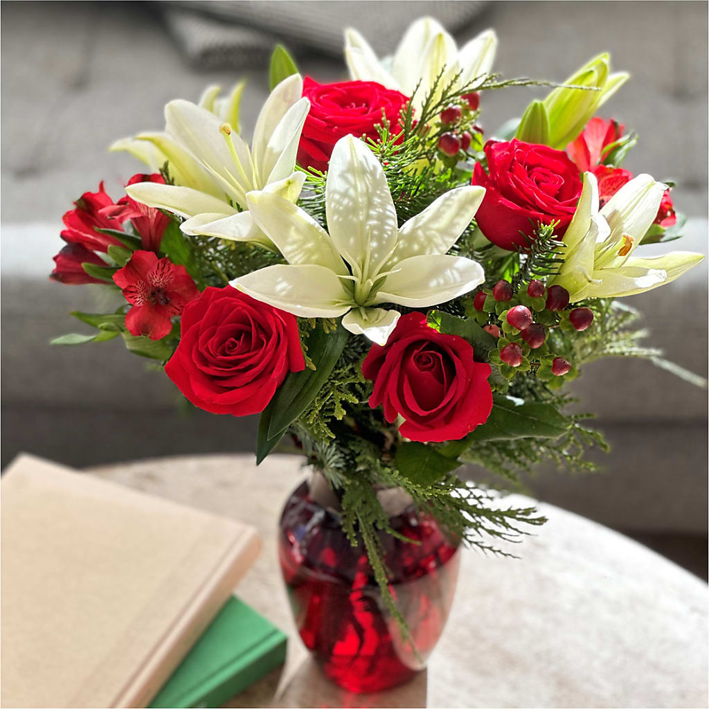 Evergreen Delight Bouquet – Rita Fleuriste Montreal, Montreal PQ