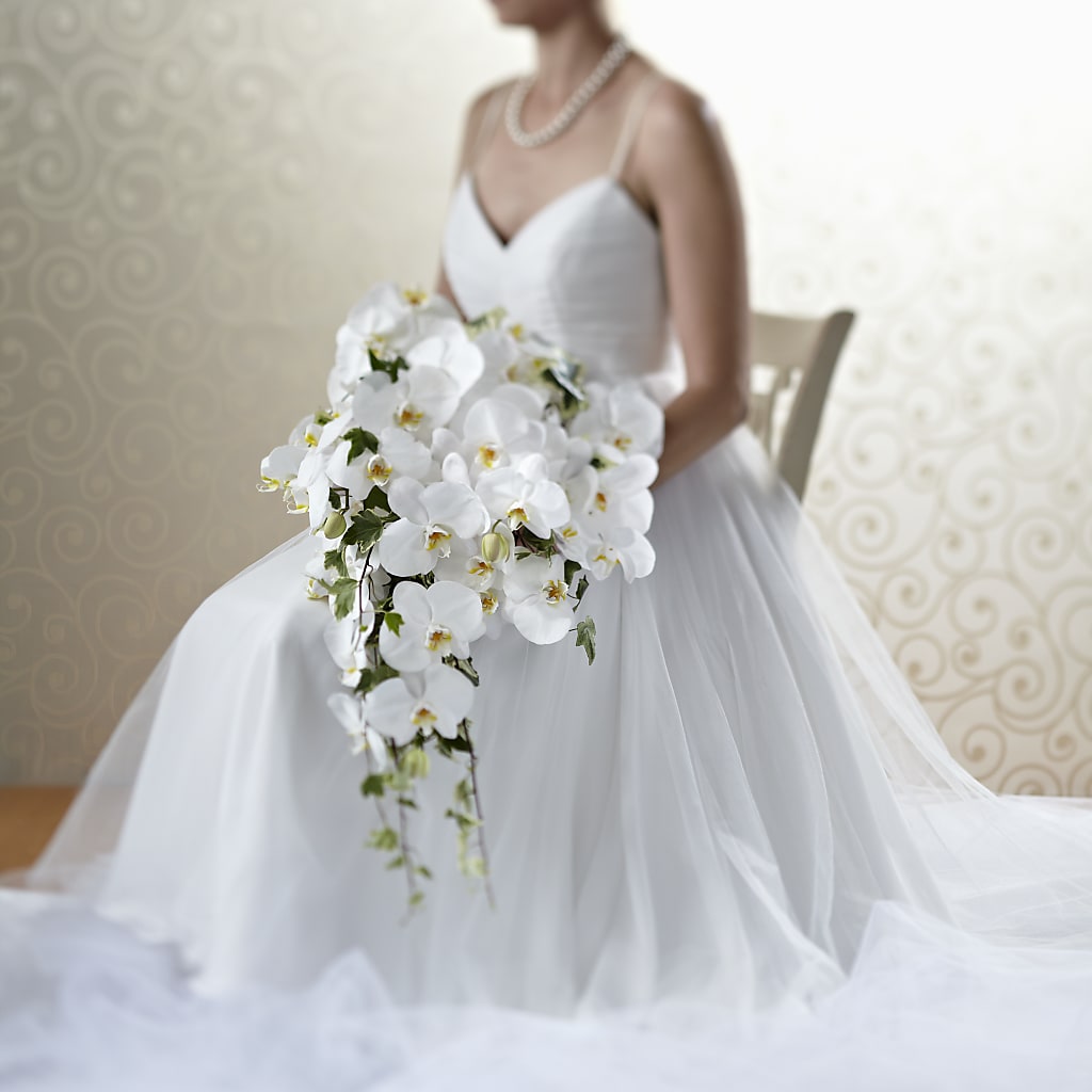 Classic White Bouquet – Rita Fleuriste Montreal, Montreal PQ